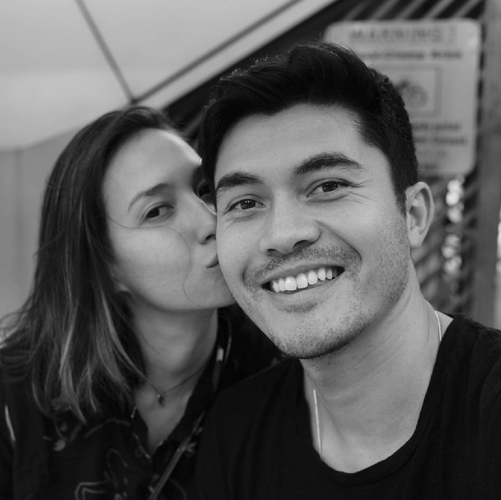 <p>Henry nggak pernah kehilangan keromantisannya bersama Liv Lo. (Foto: Instagram/henrygolding)  </p>