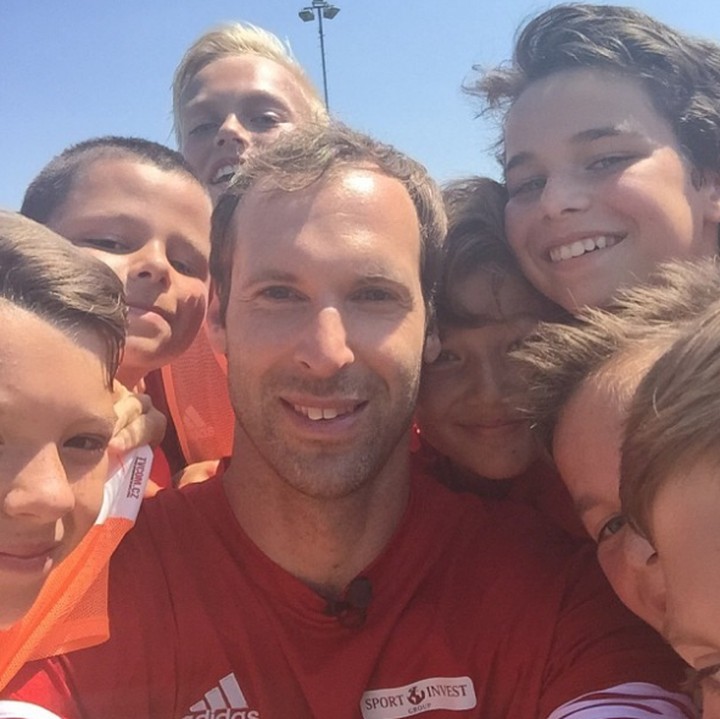 <p>Wefie bareng murid-muridnya di Praha. Aih, kebapakan banget ya Petr Cech. (Foto: Instagram @petrcech)</p>