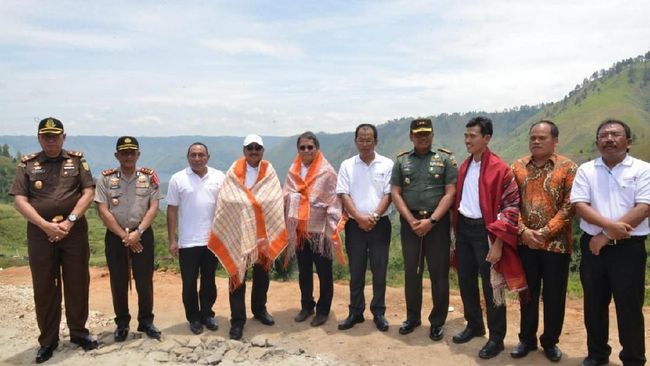 Menteri Pariwisata Arief Yahya meluncurkan Pilot Project Wirausaha Pariwisata Homestay dan Tourist Guide di Kabupaten Humbang Hasundutan.