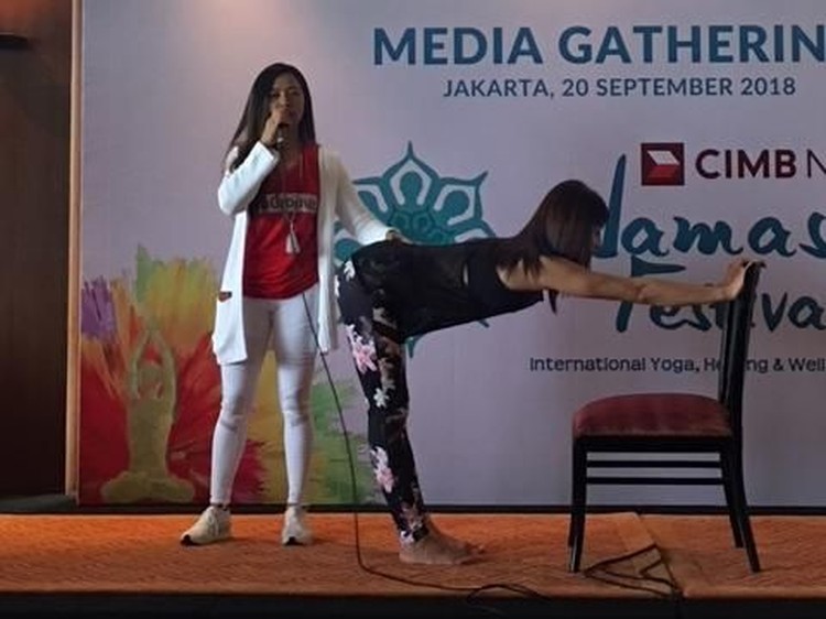 Seharian di kantor duduk di depan laptop atau komputer? Yuk, lakukan enam gerakan yoga ini, Bun.