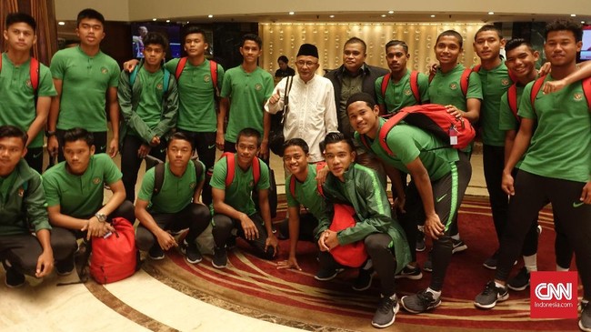 Para pemain Timnas Indonesia U-16 menunaikan ibadah salat Jumat sebelum menghadapi timnas Iran U-16 pada fase grup Piala Asia U-16 2018, Jumat (21/9).