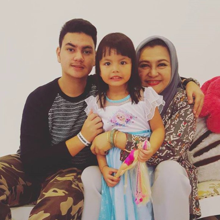 <p>Shakira bersama nenek dan pamannya, Kaisar Haggy. (Foto: Instagram/ @kaisarhaggy)  </p>