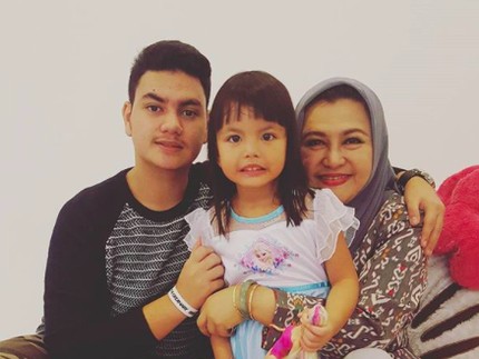 Kedekatan Putri Denada, Shakira dengan Paman dan Neneknya