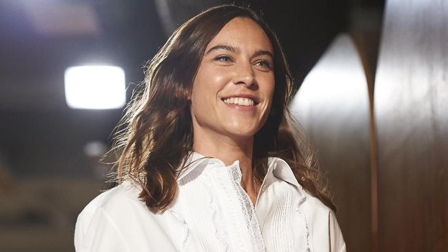 Busana yang ditampilkan 'Alexa Chung' bertema liburan dengan potongan minimalis-klasik dan warna pastel cenderung gelap.