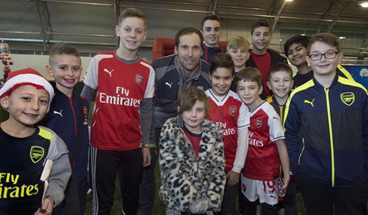 Kiper tim Arsenal, Petr Cech adalah sosok yang dekat dengan anak-anak. Mari intip fotonya, Bun.
