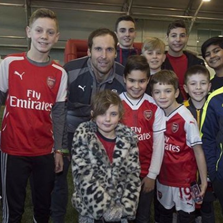 <p>Bersama junior gunners, penggemar cilik tim Arsenal. (Foto: Instagram @petrcech)</p>