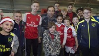 <p>Bersama junior gunners, penggemar cilik tim Arsenal. (Foto: Instagram @petrcech)</p>