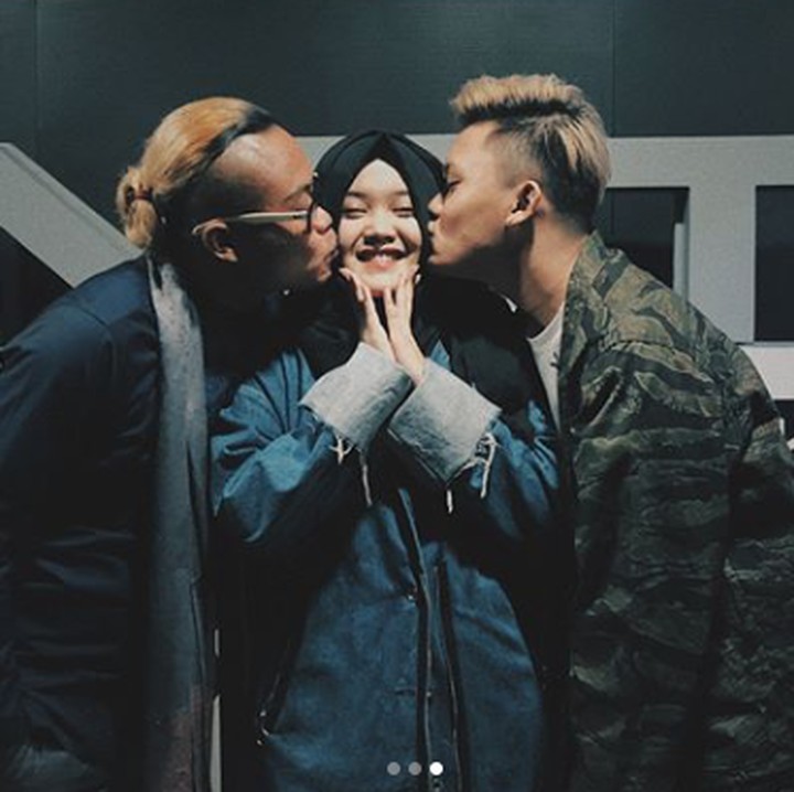<p>Iki dan Putri datang ke program TV yang dibawakan sang ayah. Selesai acara, mereka mencium Putri, anak perempuan satu-satunya di keluarga mereka. <em>Sweet</em> banget! (Foto: Instagram @rizkyfbian)</p>