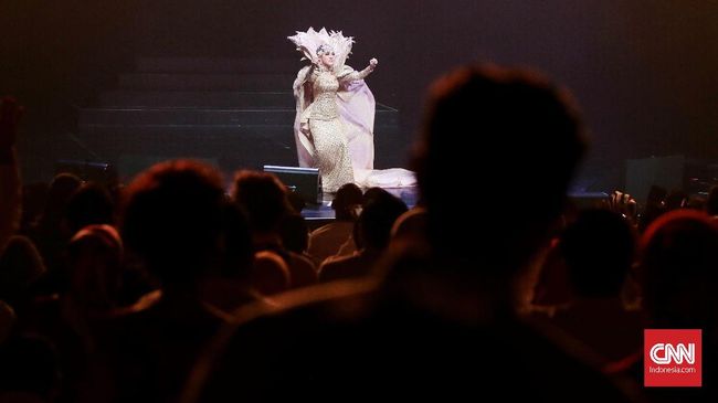 Panggung Pengukuhan Syahrini Sebagai Penghibur Sejati Mari sejenak lupakan kemampuannya bernyanyi, karena dalam konser tunggalnya Syahrini masih mampu menjadi penghibur sejati yang merebut hati.