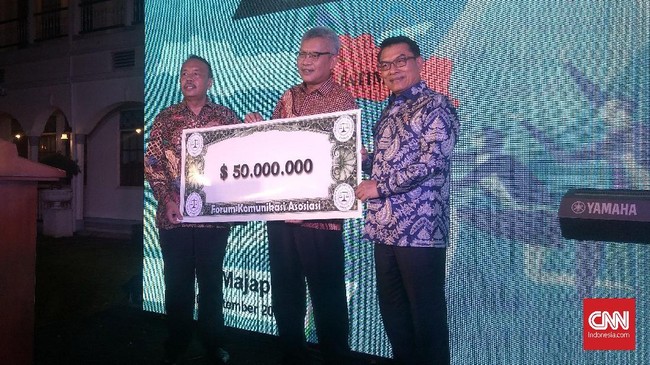 Sejumlah pebisnis asal Jawa Timur menukarkan valuta asing sebesar US$50 juta agar mata uang rupiah tak lagi terpuruk.