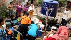 VIDEO: Sumur Kering, Warga Cirebon Serbu Bantuan Air Bersih
