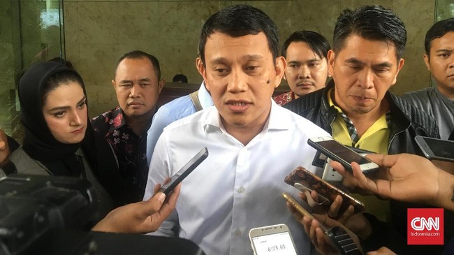 Abdul Kadir Karding mengatakan Baiq Nuril merupakan korban yang harus dilindungi dan tak seharusnya diperkarakan dalam kasus tersebut.
