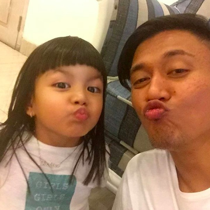 <p>Ini Shakira ketika foto bareng pamannya Enrico Tambunan yang merupakan adik Denada. (Foto: Instagram/ @enricotambunan)   </p>
