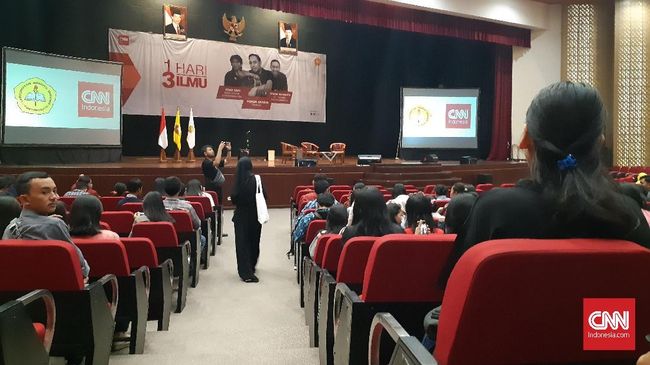 Co-founder Warunk Upnormal Hendra Novianto membagi tips sukses pada anak muda di Yogyakarta dalam acara 1 Hari 3 Ilmu di Universitas Sanata Dharma Yogyakarta.
