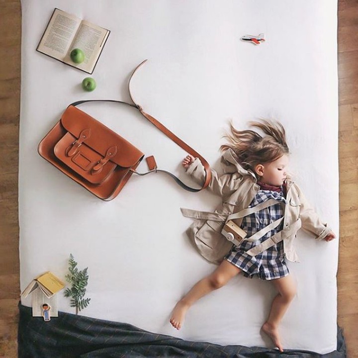 <p>Seperti gadis yang sedang terburu-buru pergi ke sekolah, padahal si kecil sedang tidur nyenyak. (Foto: Instagram @sienna.and.i)</p>