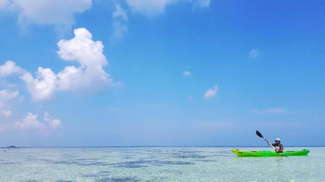 Sungai buatan itu dibangun di antara pegunungan gersang Abu Dhabi dan gurun pasir yang luas, yang memakan biaya sampai US$50 juta atau setara Rp750 miliar.