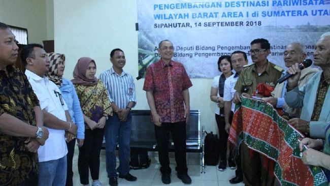 Untuk mengembangkan homestay, Kemenpar juga memberi pembekalan sekaligus stimulus berupa paket.