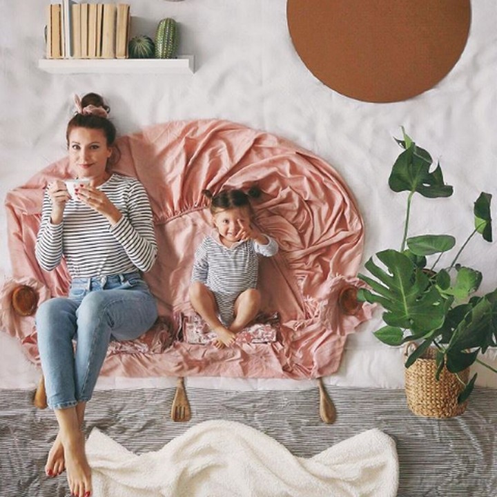 <p>Seakan sedang bersantai minum teh padahal sedang berpose di atas selimut dan seprai. (Foto: Instagram @sienna.and.i)</p>