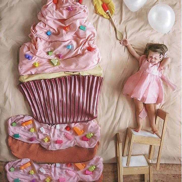 <p>Tahu nggak, Bun? Cupcake besar ini tersusun dari sarung bantal dan seprai lho. (Foto: Instagram @sienna.and.i)</p>