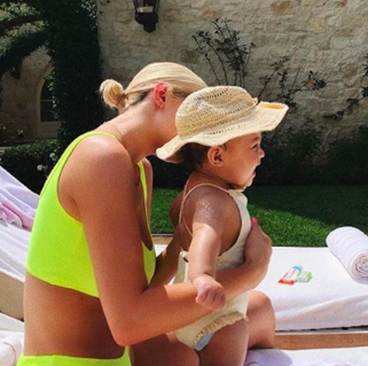 <p>Tampak samping, wajah Stormi yang sedang pakai topi kayak gini makin lucu. (Foto: Instagram/ @kyliejenner)</p>