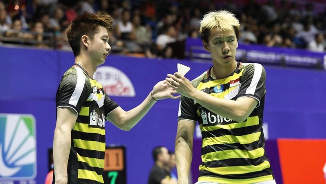 Marcus Fernaldi Gideon/Kevin Sanjaya Sukamuljo melewati adangan pasangan China He Jiting/Tan Qiang pada babak pertama Denmark Terbuka 2018