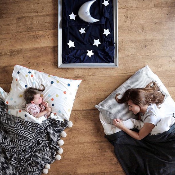 <p>Seorang blogger dan ibu bernama Danielle memakai perabot rumah dan beberapa barang lainnya untuk membuat sebuah background foto putrinya, Sienna. (Foto: Instagram @sienna.and.i)</p>