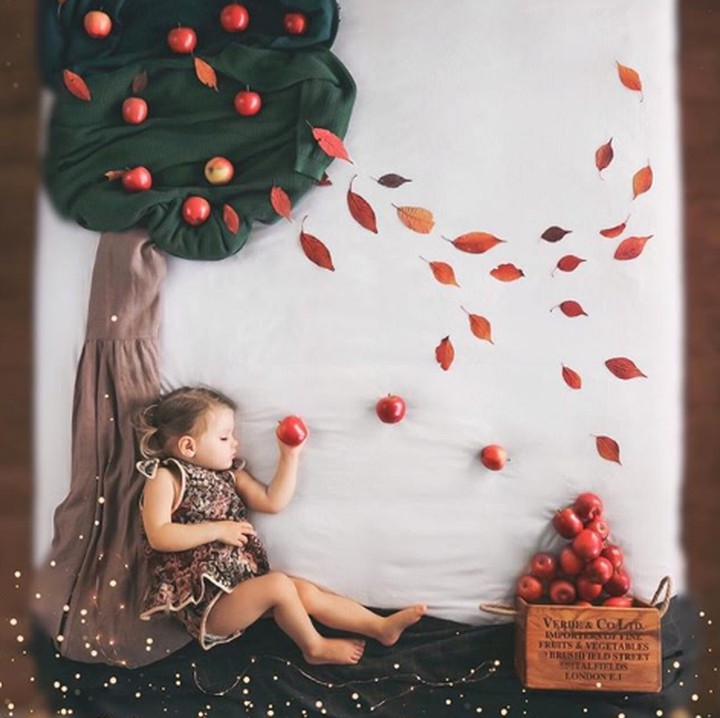<p>Ketika Sienna tidur di kasur, Danielle menambahkan kain dan beberapa daun serta buah untuk membentuk sebuah pohon. (Foto: Instagram @sienna.and.i)</p>