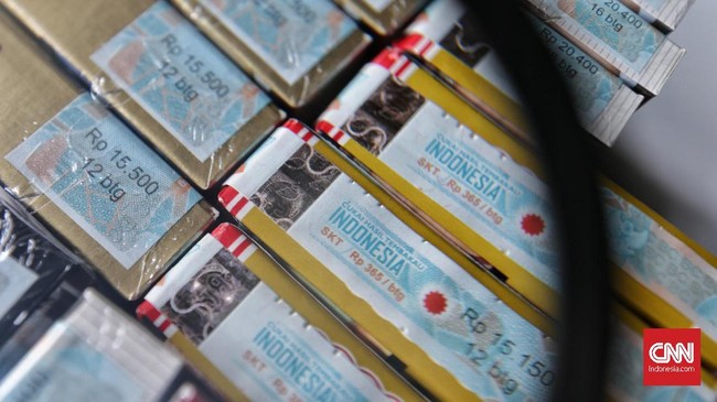 Ekonom mengimbau pemerintah menyusun penyederhanaan golongan cukai tembakau, menyusul kenaikan harga rokok tahun depan.