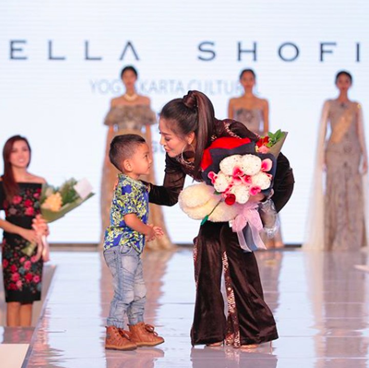 <p>Hadiah terindah untuk Bellas Shofie saat meluncurkan brand fashion-nya adalah bunga dari keponakan tercinta, Fatiih yang memanggilnya Mama Bella. (Foto: Instagram/ @bellashofie5292)  </p>
