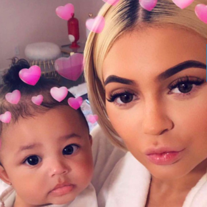 <p>Wefie bareng ibunya dengan hiasan hati begini bikin Stormi makin menggemaskan ya. (Foto: Instagram/ @kyliejenner)</p>