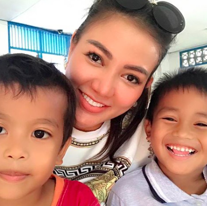 <p>Pada Minggu (9/9) Bella Shofie melahirkan bayi laki-laki. Si ibu baru ini sosok yang dekat dengan anak-anak lho. (Foto: Instagram/ @bellashofie5292)</p>