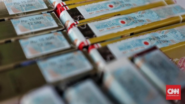 Pengamat mendesak pemerintah untuk menjelaskan hitung-hitungan kenaikan cukai rokok sebesar 23 persen pada 2020 nanti.