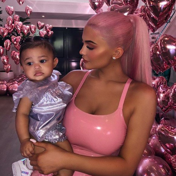 <p>Lihat pipi gembilnya Stormi deh, Bun. Bikin ingin nyubit ya, he-he-he. (Foto: Instagram/ @kyliejenner)  </p>