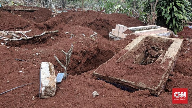 Pelaku berinisial FK diamankan warga saat tengah melakukan aksi perusakan makam pada Jumat (4/1) malam dan telah diserahkan ke polisi.