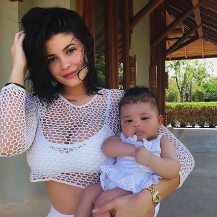 <p>Bunda Kylie dan Stormi kompakan pakai baju putih nih. (Foto: Instagram/ @kyliejenner)   </p>