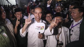 Jokowi-Ma'ruf Salat Magrib di Istana Jelang Debat Capres