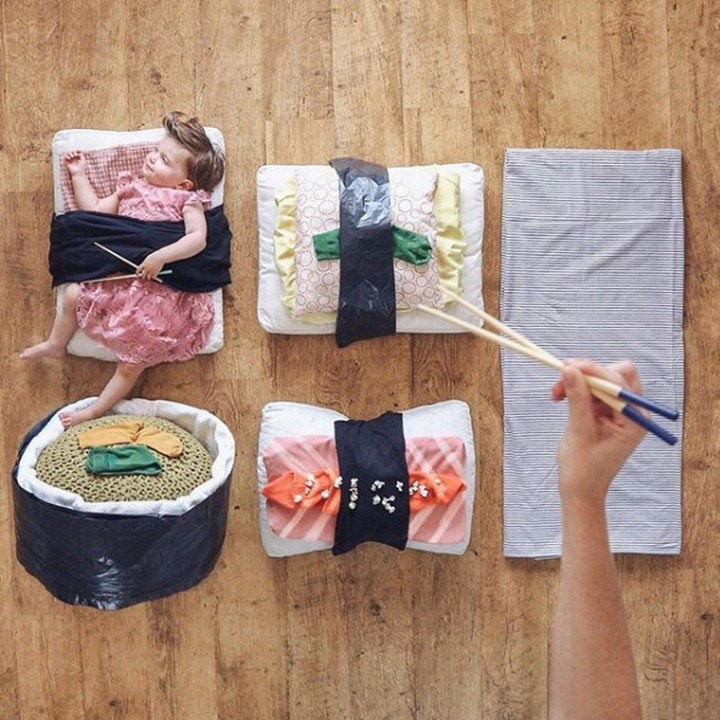<p>Hanya bermodal trash bag, sarung bantal, selimut dan kain lap, Sienna sudah seperti sushi ya. Bikin gemas! (Foto: Instagram @sienna.and.i)</p>