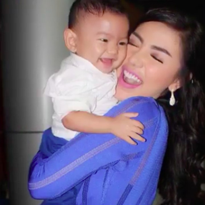 <p>Bella Shofie happy banget saat menghabiskan waktu bareng Fatiih yang masih bayi. (Foto: Instagram/ @bellashofie5292)</p>