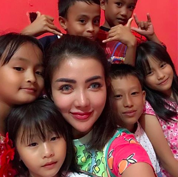 <p>Dikelilingi anak-anak memang bikin hati ini damai ya, Bun. (Foto: Instagram/ @bellashofie5292)  </p>