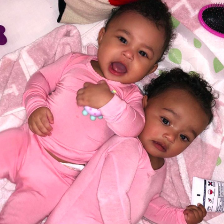 <p>Kembaran pakai piyama pink bareng sepupunya, Chicago yang merupakan anak bungsu Kim Kardashian. (Foto: Instagram/ @kyliejenner)</p>