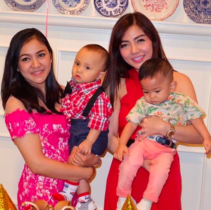 <p>Untuk urusan menggendong anak, Bella Shofie udah luwes banget deh. (Foto: Instagram/ @bellashofie5292)</p>