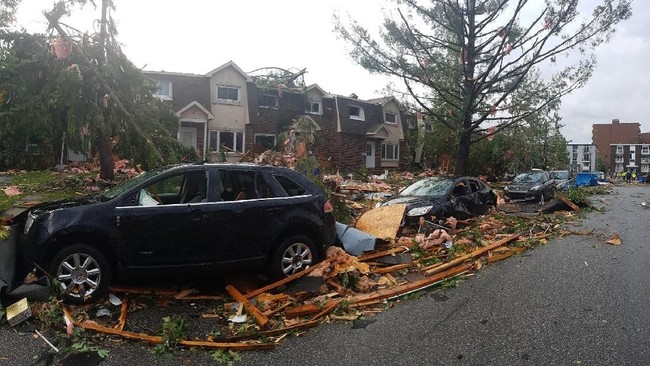 Badan Meteorologi Kanada melaporkan bahwa tornado menyapu kawasan Montreal dengan kecepatan 190 kilometer per jam.