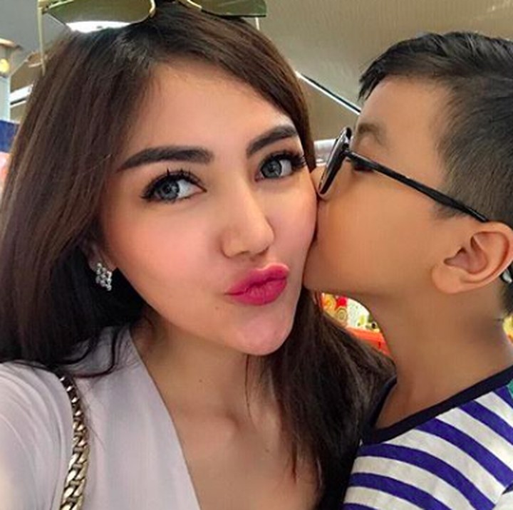 <p>Kecup sayang untuk Tante Bella Shofie. (Foto: Instagram/ @bellashofie5292)   </p>
