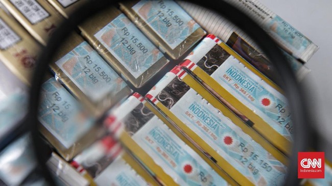 Pemerintah mengerek tarif cukai hasil tembakau (CHT) atau cukai rokok sebesar 10 persen pada 2024. Besaran ini mulai berlaku awal tahun nanti.