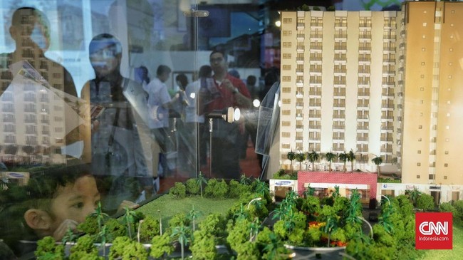 Pengunjung melihat hunian pada Pameran Indonesia Properti Expo (IPEX) 2018. Jakarta, Sabtu, 22 September 2018. Pameran properti ke-18 ini diikuti oleh peserta sebanyak 149 pengembang yang terdiri dari KPR subsidi maupun non subsidi. Target kredit baru yang diproyeksi akan mengalir selama IPEX berlangsung sebesar Rp 5 triliun, baik dalam bentuk KPR subsidi maupun non subsidi. Dari 149 pengembang yang ada, ditawarkan KPR subsidi maupun non subsidi dengan proyek di 730 lokasi di seluruh Indonesia. Pameran IPEX ini, sekaligus dalam rangka memperingati Hari Perumahan Nasional (Hapernas) 2018. IPEX 2018 merupakan event terbesar di Asia Tenggara yang diselenggarakan secara reguler dua kali dalam setahun.