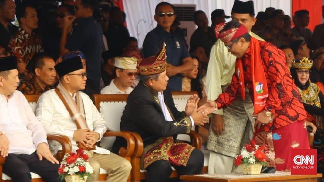Sekjen PDIP Hasto Kristiyanto angkat suara soal pernyataan SBY yang menyebut ada upaya penjegalan pada Pilpres 2024. Hasto pun mengungkit cerita Pemilu 2009.