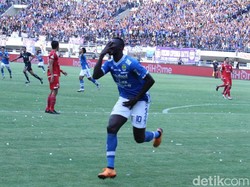 Ezechiel NDouassel Selangkah Lagi Tinggalkan Persib Bandung