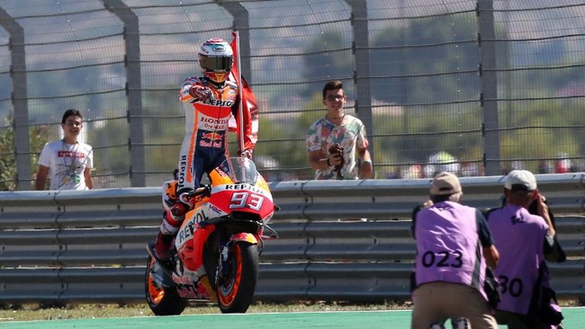 Marc Marquez semakin menjauh di puncak klasemen MotoGP 2018 setelah meraih kemenangan dramatis atas Andrea Dovizioso di GP Thailand.