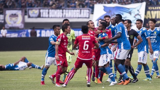 Pertandingan Persija Jakarta vs Persib Bandung dalam lanjutan Liga 1 di SUGBK, Rabu (10/7), dipastikan mendapat izin menggelar pertandingan dari kepolisian.