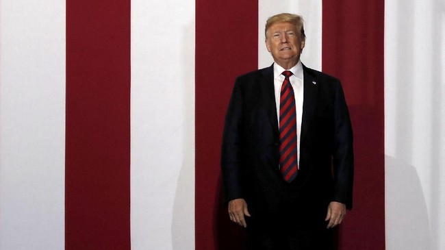 Presiden AS, Donald Trump, menganggap upaya fraksi Demokrat di Dewan Perwakilan untuk memakzulkannya adalah sebuah lelucon.